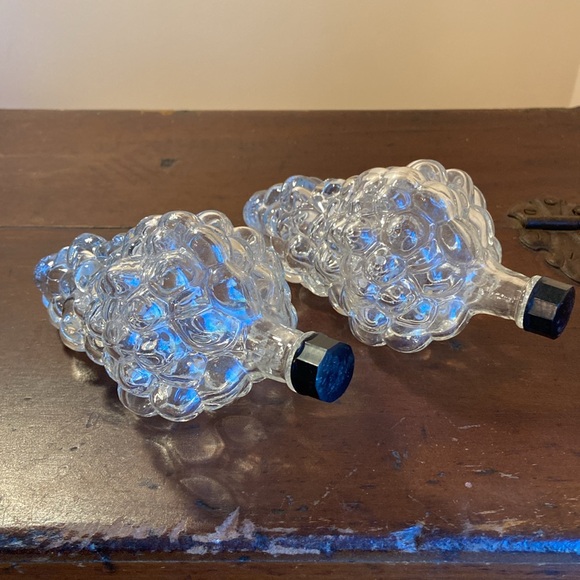 Vintage Glass Grape Cluster Decanters Clear Screw Top Made in Turkey 6 1/2” - Picture 7 of 8